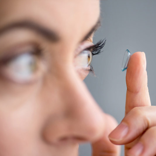 Você usa lentes de contato? Fique atento a essas dicas!